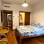 Bob And Jenny's Bed & Breakfast *