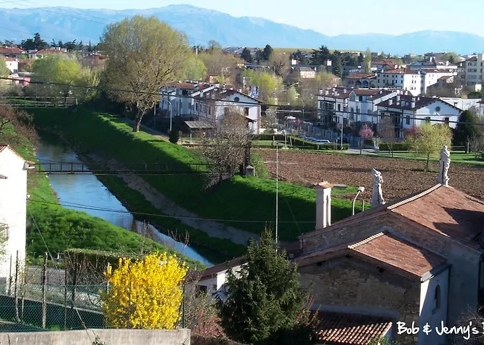 Bob And Jenny's Bed & Breakfast *